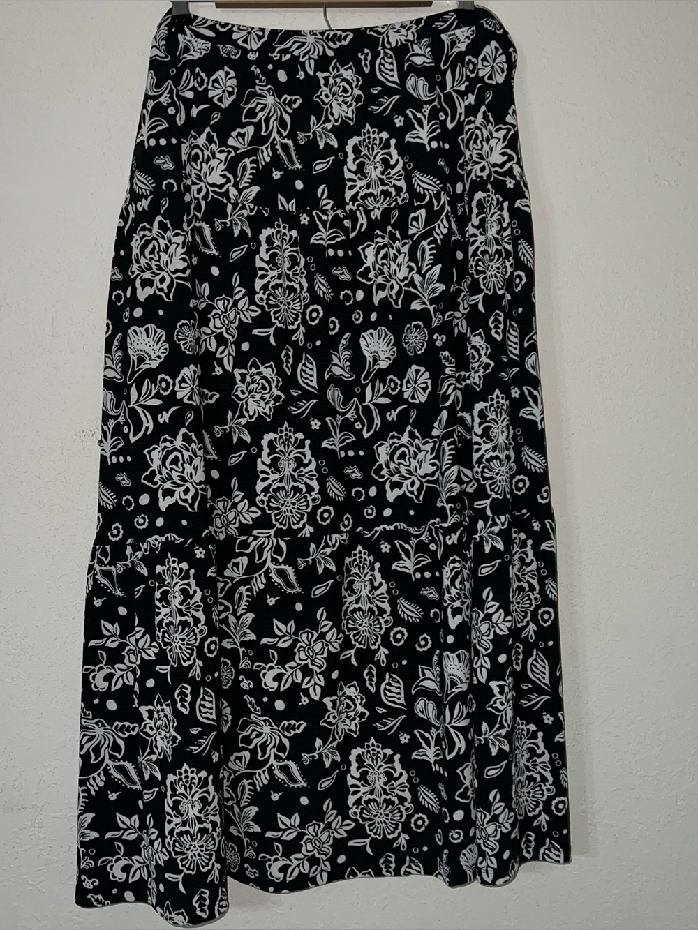 Cato Floral Black and White Tiered Maxi Skirt
size 22/24W